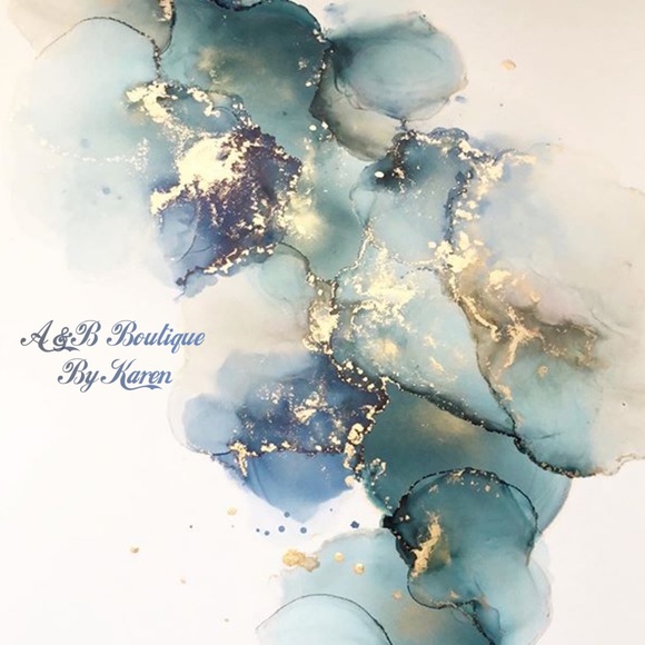 Hi! My name is Karen and I love fashion. - Picture 1 of 3